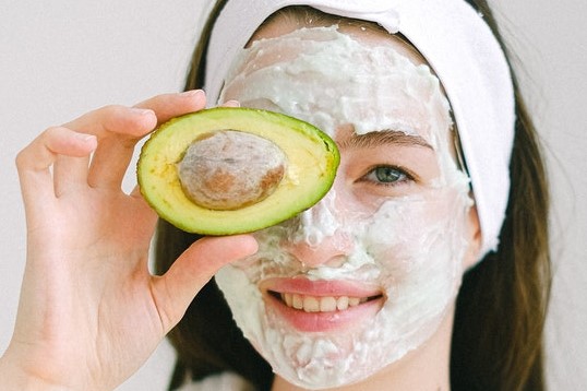 Ce masque nourrissant à l'avocat et au miel pour une peau plus souple